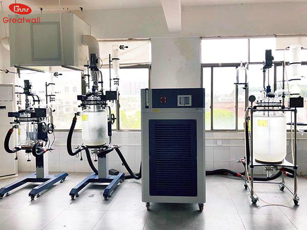 升降旋轉(zhuǎn)玻璃反應(yīng)釜的優(yōu)勢(shì)